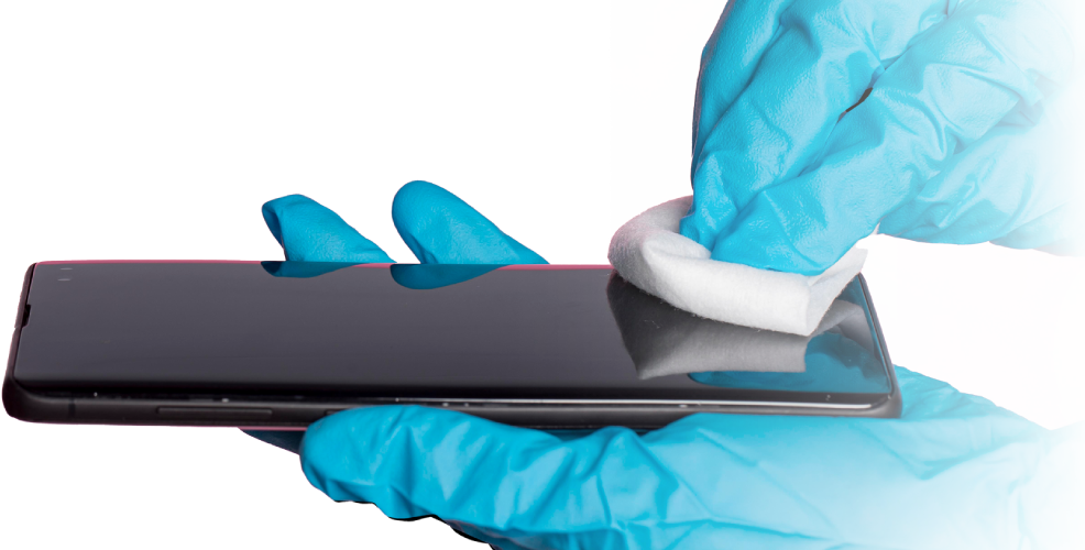 Apple 7 ekranını temizleyen bir el